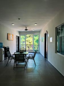 a living room with a table and chairs and a balcony at Hotel Tamtokow in Ciudad Valles