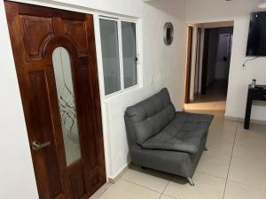una silla en una sala de estar junto a una puerta en Casa Chito, en Colima