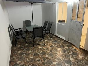 comedor con mesa, sillas y ventana en Casa Chito, en Colima