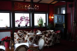 a dining room with a table and chairs and windows at Le Ski Lodge & Steakhouse in Storlien