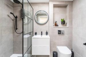 Bilik mandi di Modern Studio with parking in private garden +11 gambar