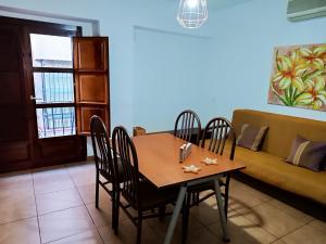 Posezení v ubytování Corrala de San Antón. Sencillo apartamento en pleno centro + 32 fotografií