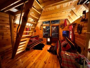una vista aérea de una sala de estar en una cabaña de madera en Tree house, en Mojkovac