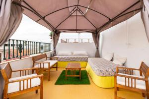 - une chambre avec 2 lits et des chaises dans une tente dans l'établissement Casa Mundial Jerez, à Jerez de la Frontera