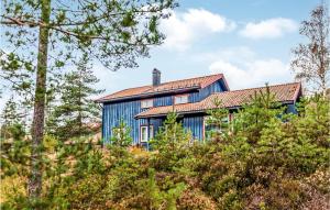 a blue house with a red roof at Hytte 1 in Øvre Ramse