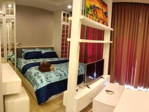 een slaapkamer met een bed en een televisie. bij Fluffy bed and seaview @Bangsaen in Ban Bang Saen (1) +16 foto's