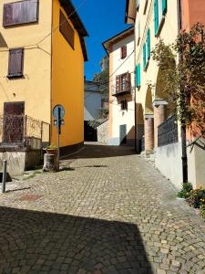 uma rua de calçada numa cidade com edifícios em La Chicca piccola casina in affitto nel Borgo Antico di Gaggio Montano BO em Gaggio Montano