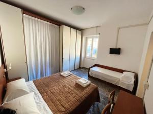 a hotel room with two beds and a mirror at La Baia di Rio in Riomaggiore