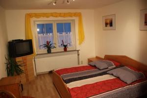 Rúm í herbergi á Ferienwohnung mit 4 Schlafzimmer für 2 bis 9 Gäste----Apartment with 4 bedrooms for 2 to 9 guests