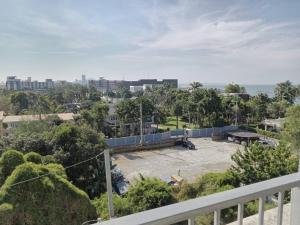 een balkon met uitzicht op een parkeerplaats bij Fluffy bed and seaview @Bangsaen in Ban Bang Saen (1)