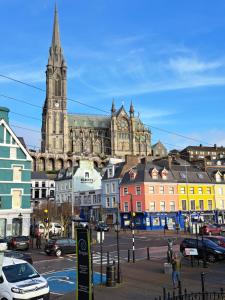 Uma vista geral de Cobh ou a vista da cidade a partir do apartamento