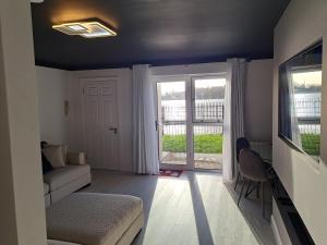 Uma cama ou camas num quarto em SeaView Apartment Suite