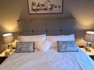 Uma cama ou camas num quarto em SeaView Apartment Suite