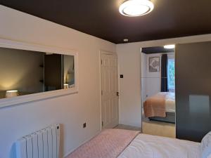 Uma cama ou camas num quarto em SeaView Apartment Suite