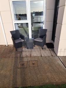 Uma área de estar em SeaView Apartment Suite