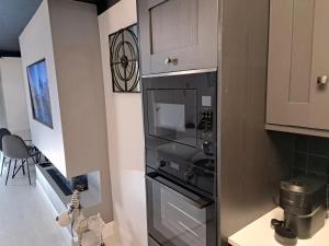 A cozinha ou kitchenette de SeaView Apartment Suite