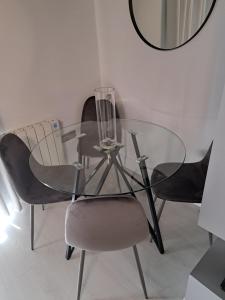 Uma área de estar em SeaView Apartment Suite