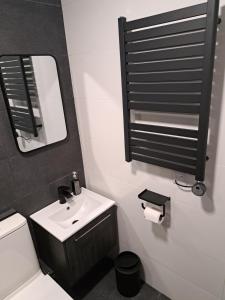 Uma casa de banho em SeaView Apartment Suite