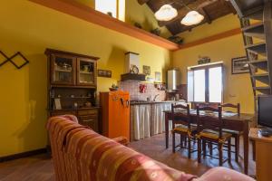 una cucina e una sala da pranzo con tavolo e frigorifero di Residence Villa Valsi a Santo Stefano di Sessanio