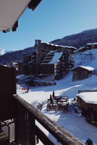 Aussicht vom Balkon eines Skiresorts im Schnee in der Unterkunft Appartement La Tania in Courchevel