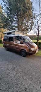 ein brauner Van mit einem Camper drauf. in der Unterkunft RETRO CAMPER HIRE LTD Campervan Hire Company "Travel Throughout Ireland " in Dublin