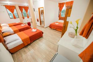 ein Hotelzimmer mit 2 Betten und einem Bad in der Unterkunft Galápagos Trip in Puerto Ayora
