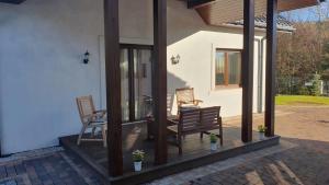 Patio lub wspólna przestrzeń na świeżym powietrzu w obiekcie Domek na Cedrowej