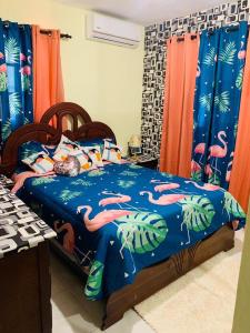 Un dormitorio con una cama con un edredón azul con pescado. en Residencial monti 1, en Mendoza