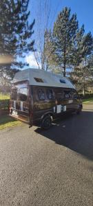 ein Van, der am Straßenrand geparkt ist in der Unterkunft RETRO CAMPER HIRE LTD Campervan Hire Company "Travel Throughout Ireland " in Dublin