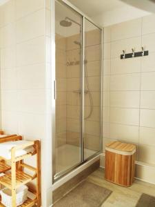 La salle de bains est pourvue d'une douche avec une porte en verre. dans l'établissement Superbe apt cosy à 500m de la plage pour 4 pers, à Fort-Mahon-Plage