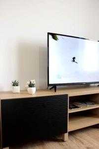 Televízia a/alebo spoločenská miestnosť v ubytovaní Superbe apt cosy à 500m de la plage pour 4 pers
