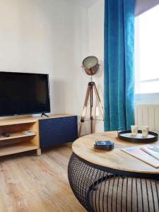 Televízia a/alebo spoločenská miestnosť v ubytovaní Superbe apt cosy à 500m de la plage pour 4 pers