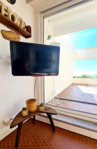 Telewizja i/lub zestaw kina domowego w obiekcie VUE MER EXCEPTIONNELLE - GRANDE TERRASSE et PISCINE