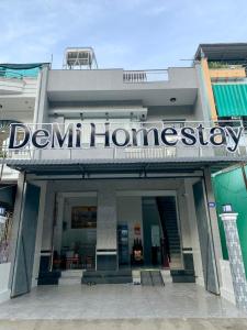 a building with a sign that reads dentil homestay at DeMi Homestay - Châu Đốc in áº¤p VÄ©nh ÃÃ´ng