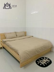uma cama grande num quarto com em DeMi Homestay - Châu Đốc em áº¤p VÄ©nh ÃÃ´ng