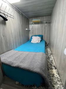 ein kleines Bett in einem Wohnwagen in einem Zimmer in der Unterkunft Чем дольше тем дешевлe in Chişinău