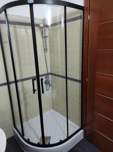 una doccia con porta in vetro in bagno di Loft VERDI Holiday Viterbo a Viterbo