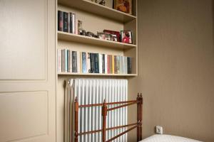 una habitación con radiador y estantes con libros en House in Delphi en Delfos