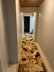 un corridoio con un tappeto sul pavimento di una camera di Daire a Istanbul