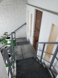 escalera con puerta y pared de ladrillo blanco en Departamento ubicadisimo calle Chile con estacionamiento incluido capital Mendoza 4 en Mendoza