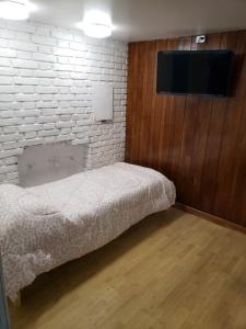 1 dormitorio con 1 cama y TV de pantalla plana en Departamento ubicadisimo calle Chile con estacionamiento incluido capital Mendoza 4 en Mendoza