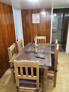 mesa de madera con sillas de madera y mesa de madera en Departamento ubicadisimo calle Chile con estacionamiento incluido capital Mendoza 4 en Mendoza
