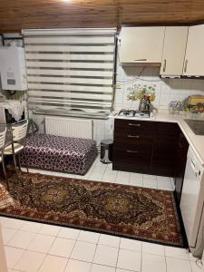 una piccola cucina con tavolo e tappeto sul pavimento di Daire a Istanbul