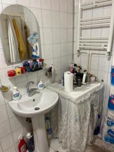 bagno con lavandino e specchio di Daire a Istanbul