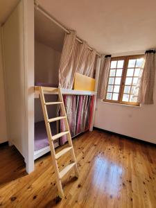Habitación con litera y escalera en Gite de la Porte Saint Jacques: a hostel for pilgrims, en Saint-Jean-Pied-de-Port