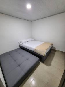 1 dormitorio pequeño con 1 cama en una habitación en Casa Horeb, en Salento