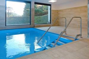 una gran piscina con 2 cargadores en una casa en Apartment in Winterberg with a paid sauna, en Winterberg