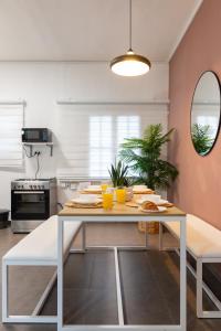 eine Küche mit einem weißen Tisch und einem Esszimmer in der Unterkunft O&O Group - Stunning Chic 2 BR Ibn Gvirol St in Tel Aviv