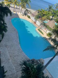 Vista de la piscina de Bello Horizonte frente al mar o alrededores
