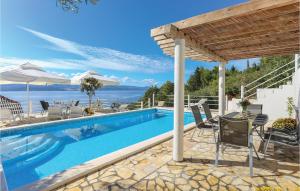 una piscina en una villa con vistas al océano en Awesome Apartment In Mimice With Wifi en Mimice